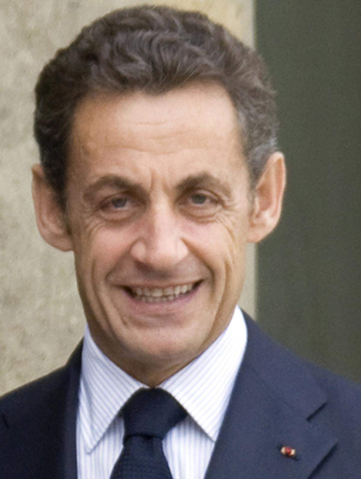 Nicolas Sarkozy hat den Iren zu ihrer "Wahl Europas" gratuliert. Das irische Ja zum EU-Reformvertrag kröne die unter der französischen EU-Ratspräsidentschaft begonnenen Bemühungen, auf die irischen Sorgen eine Antwort zu finden, heißt es in einer am Samstag in Paris veröffentlichten Mitteilung des Elysee-Palastes. "Dies bedeutet einen großen Schritt voran zum Inkrafttreten des Lissabon-Vertrags", heißt es weiter.