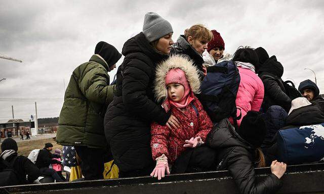 Unter Beschuss werden Bewohner von Irpin bei Kiew am Samstag in Sicherheit gebracht.