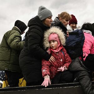 Unter Beschuss werden Bewohner von Irpin bei Kiew am Samstag in Sicherheit gebracht.