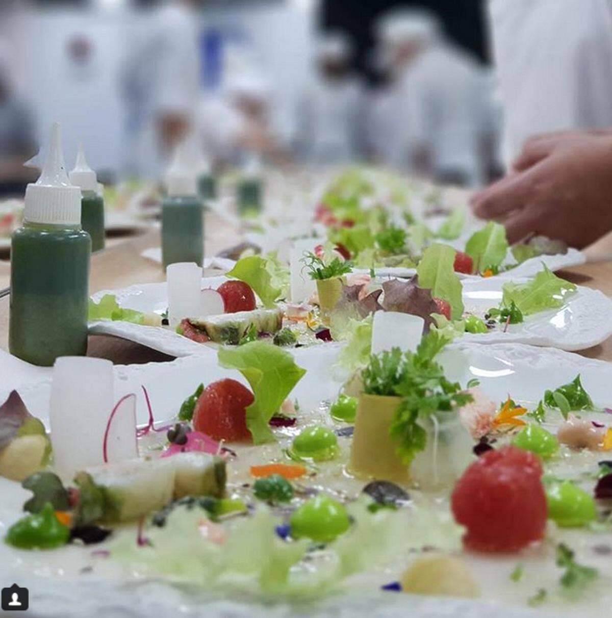 Auf dem Verkostungsmenü des 3-Sterne-Restaurants unter Küchenchef Martin Berasategui steht Mille-feuille aus geräuchertem Aal oder Austern mit dem Saft grüner Oliven.