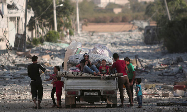 Eine zerstörte Straße in Manbij. Nach dem Kampf gegen den IS könnte der Stadt nun ein Kampf Türkei gegen Kurden drohen.