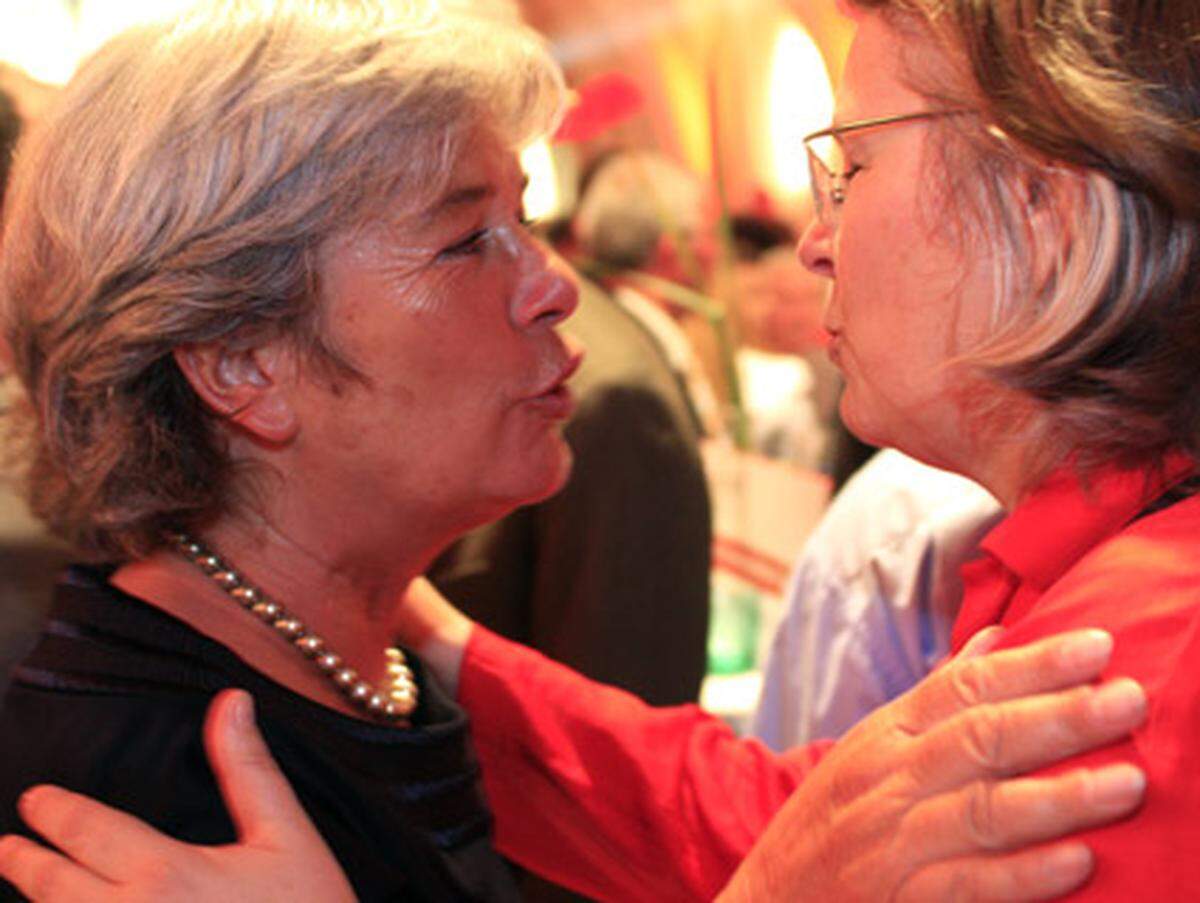 Unter den Jubelnden: Die ehemalige Chefin des Liberalen Forums und die Grüne Terezija Stoischitz.
