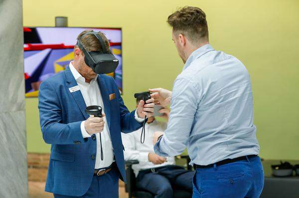 DHL Express Austria stellte auch VR-Brillen zur Verfügung, um technologischen Fortschritt spürbar zu machen ...