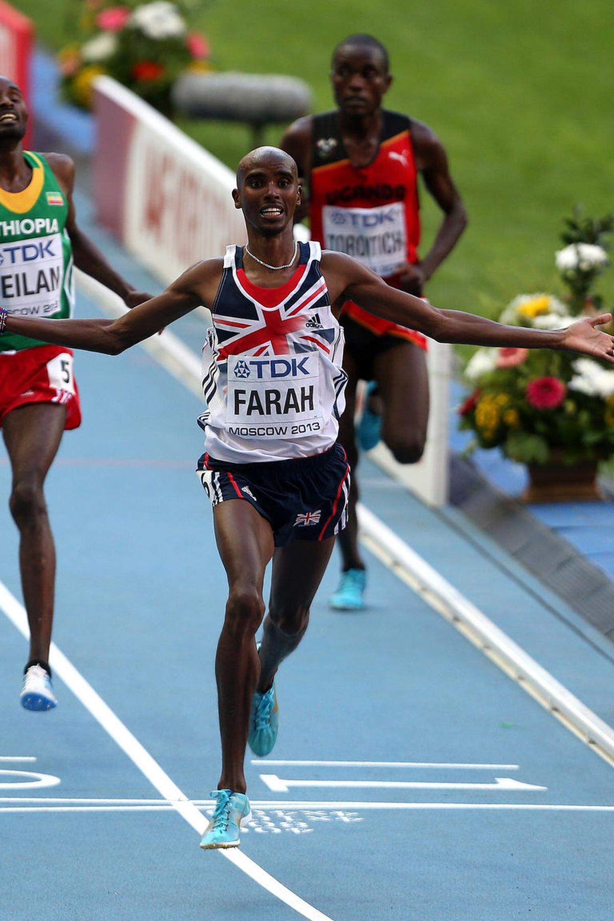 Die Leichtathleitk-Weltmeisterschaften bringen am ersten Tag zwei Entscheidungen über Langdistanzen. Bei den Männern ist der britische Doppelolympisieger Mo Farah über 10.000 Meter in 27:21,71 Minuten ein Klasse für sich. Lange Zeit läuft der Brite nur am Ende des Feldes. Die Äthiopier und Kenianer finden aber kein Rezept gegen die Spurtstärke des 30-Jährigen, der die Schlussrunde in 54,4 Sekunden zurücklegt. Der neue Ex-Weltmeister Ibrahim Jeilan aus Äthiopien und Paul Tanui aus Kenia folgen auf den Plätzen.