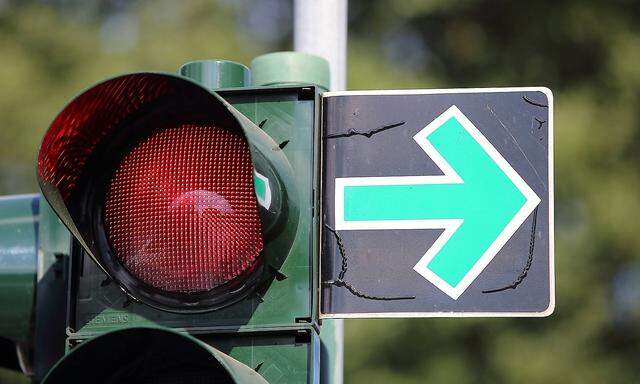 Gr�ner Pfeil an roter Ampel in Potsdam 8 Juli 2018 Gr�npfeil *** Green arrow at red traffic light