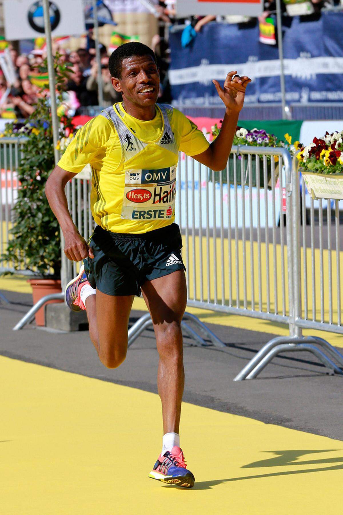 Auch ein Star der Läuferszene, der ehemalige Marathon-Weltrekordhalter Haile Gebrselassie meldete sich per Twitter: "Laufen bringt Menschen zusammen. Aber was gerade in Boston passiert ist, ist furchtbar. Meine Gedanken sind bei den Menschen in Boston", schrieb der Äthiopier.