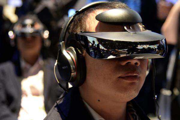 Auch "Virtual Reality"-Brillen sind langsam im Kommen. Nach dem Vorbild von "Oculus Rift" zeigt auch Sony auf der CES den Prototyp einer Brille mit Displays und Kopfbewegungs-Steuerung.