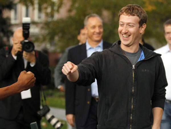 Vor einem allzu biederen Image rettet Zuckerberg die chaotische Gründungszeit, die - auch mit dem Lockruf der Börsen-Milliarden - für jahrelange Konflikte mit Plagiatsvorwürfen, Klagen und viel schmutziger Wäsche sorgte. Alles filmreifer Stoff, den Hollywood mit "The Social Network" auf die große Leinwand brachte.