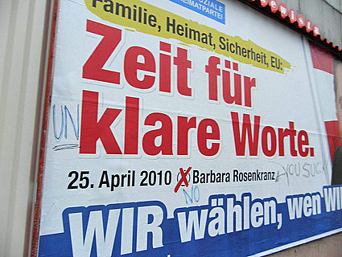 Der Wahlkampf um die Hofburg geht in die Zielgerade - neben den Straßen und auf den Gehsteigen wächst der Plakatwald. Auch vor dieser Wahl wurden die Plakate von vielen "Künstlern" "verschönert", Parteien sprechen allerdings eher von "Sachbeschädigung". Graffiti auf Wahlplakaten gibt es in vielen Ausformungen. Im folgenden ein Überblick über Plakat-Graffiti in WienVON GÜNTER FELBERMAYER