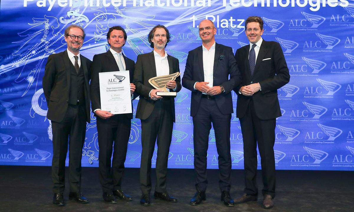 Auszeichnung 1. Platz International tätige Unternehmen für die Payer International Technologies GmbH (v.l.) KSV1870-CFO Hannes Frech, Payer-Group-CEO Michael Viet, CFO Gabriel Hirner und Harald Riedlhuber, General Manager Business Unit Healthcare & Medical sowie WKÖ-Präsident Harald Mahrer.