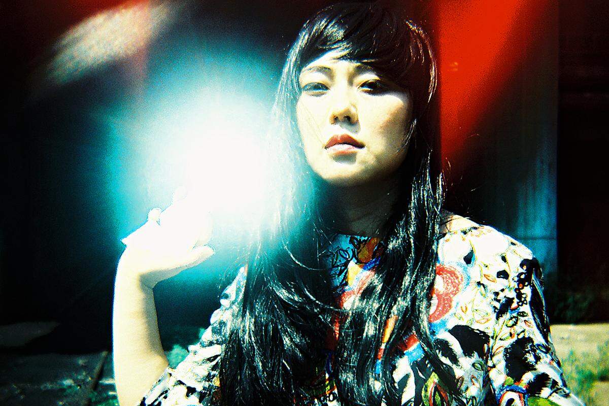 Bereits aufgelöst hat sich die Pekinger Electro-Rock-Band Pet Conspiracy. Sängerin Helen Feng macht unter dem Namen Nova Heart weiter und setzt auf Pop mit Elektronik-Einsprengseln - Der chinesischen Vogue zufolge "Musik auf die Karl Lagerfeld stolz wäre". Zu bewundern am 5. Oktober im Badeschiff.