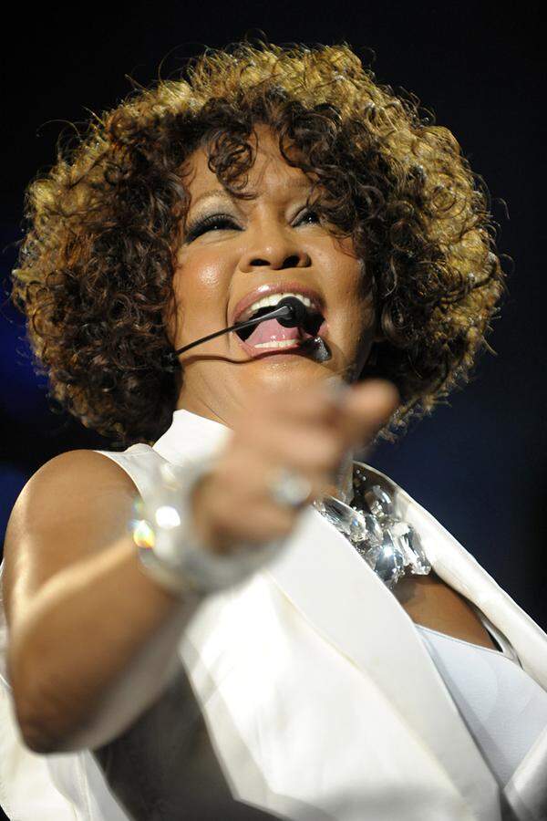 Immer wieder versuchte sie ein Comeback. "My Love Is Your Love" wurde 1998 zum Erfolg, vier Jahre später "Just Whitney...". Und mit "I Look to You" gelang ihr im August 2009 sogar wieder ein Nummer-Eins-Album. Doch die Drogen- und Alkoholabhängigkeit hatten die einst so außergewöhnliche Stimme brüchtig werden lassen. Houston konnte an ihre früheren Erfolge nicht anschließen.