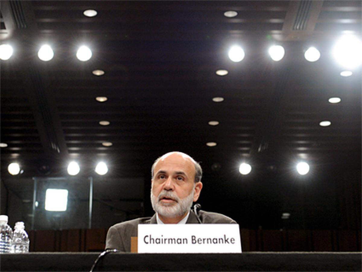 Eigentlich sind sich die meisten Ökonomen einig, dass Bernanke zum Höhepunkt der Finanzkrise Ende 2008 richtig handelte. US-Präsident Obama betonte vor kurzem, dass Bernanke der richtige Mann fürs Amt sei. Dennoch ist seine Politik des "billigen Geldes" umstritten."Sie verschaffen Ihren Herren an der Wall Street billiges Geld, während normale Geschäftsleute um ihren Kredit kämpfen müssen", wettert etwa Senator Jim Bunning.