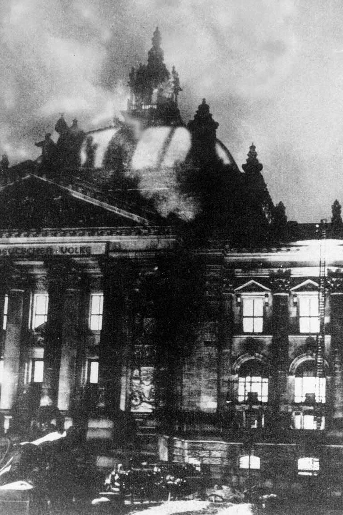 Am Abend des 27. Februar 1933 steigt Rauch in den Berliner Himmel auf. Kurz nach 21 Uhr gehen bei Feuerwehr und Polizei Notrufe ein: Der Reichstag brennt. Zahlreiche Berliner Bürger strömen vor das Gebäude. Sie ahnen zu diesem Zeitpunkt wohl noch nicht, dass das Feuer letztlich die gesamte Republik in Brand setzen wird.
