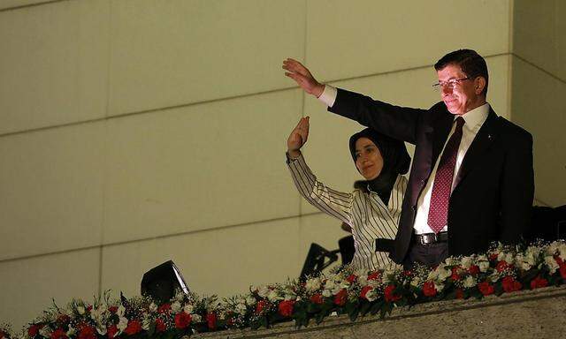 Er stand in der AKP eigentlich zur Wahl: Ministerpräsident Davutoglu, der nach dem bitteren Wahlsieg seinen Anhängern in Ankara zuwinkt.