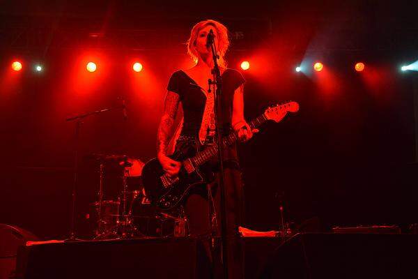 In der Halle nebenan, auf der "Weekender Stage" spielte Brody Dalle mit ihrer Band. Die Gattin von Queens of the Stone Age-Frontmann Josh Homme legte sich ins Zeug. Leider mangelt es - zwei Jahrzehnte nach Nirvana und Hole - ein wenig an Originalität.  Am späteren Abend wird die "Weekender Stage" zur "Lol Stage", auf der Kabarettisten auftreten. Bei Maschek gönnten sich am Donnerstagabend einige Besucher eine kleine Pause von Musikprogramm. Erholsam.