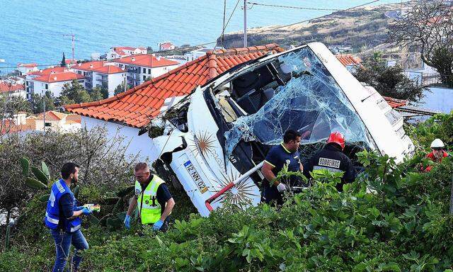 Der Bus kam von der Straße ab und krachte in ein Haus auf Madeira.
