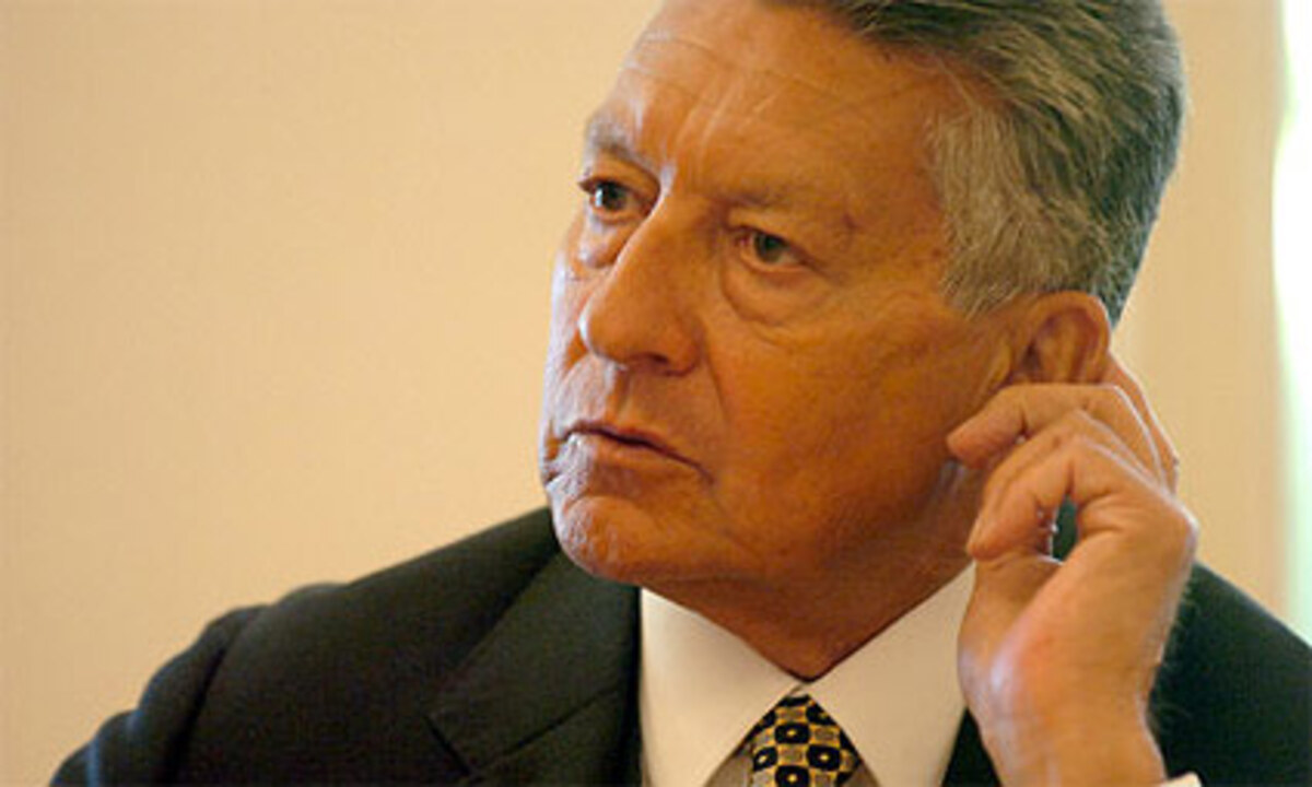 In dieser Woche werden die Augen der Öffentlichkeit erneut auf den ehemaligen Bawag-Chef Helmut Elsner gerichtet sein, der operiert werden wird. Das nimmt die Verteidigung zum Anlass, umgehend Einspruch gegen die U-Haft (der Haftgrund lautete ja auf Fluchtgefahr) einzubringen.