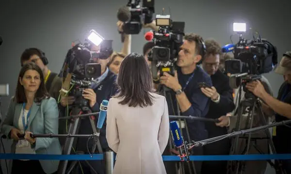 Die deutsche Außenministerin Annalena Baerbock bei Interviews während des EU-Außenministerrats in Luxemburg.