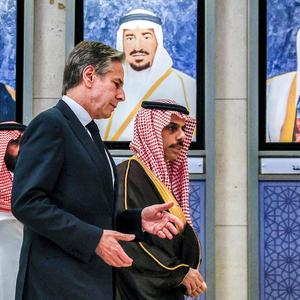 Antony Blinken mit dem saudiarabischen Außenminister Prinz Faisal bin Farhan.