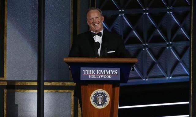 Trumps Ex-Pressesprecher Sean Spicer flitzte im fahrbaren Pult auf die Bühne – wie als „Spicey“ in der Satireshow „Saturday Night Live“.