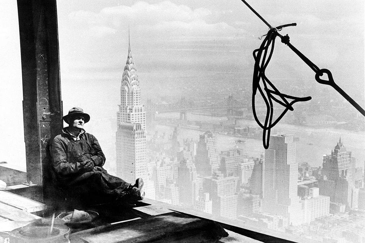 In lediglich 14 Monaten wurde das Empire State Building aus dem Boden gestampft. Zahlreiche Teile wurden vorgefertigt, etwa 3500 Arbeiter waren im Einsatz, 14 von ihnen kamen beim Bau des Wolkenkratzers ums Leben.