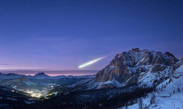 Der englische Fotograf Ollie Taylor fotografierte den Meteor komplett zufällig am Himmel über Südtirol