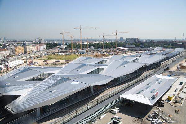 Ab Winter werden außerdem drei Linien über den Hauptbahnhof weitergeführt: die Schnellbahnlinie S60 ab Bruck/Leitha bis Hütteldorf, die REX-Züge ab Bratislava bis Deutschkreuz und die S80 ab Erzherzog Karl Straße über die Pottendorfer Linie bis Wiener Neustadt. Insgesamt vier Gleise mit Bahnsteigen und ein Durchfahrtsgleis stehen dann zur Verfügung.