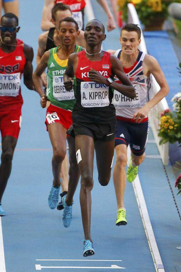 Taktik dominiert beim 1500 Meter-Lauf der Männer. Am Ende siegt der Kenianer Asbel Kiprop souverän in mäßigen 3:36,28 Minuten. Dahinter der Amerikaner Matthew Centrowitz, dem diese Art von Rennen immer entgegenkommt. Auf dem Bronzerang läuft der Südafrikaner Johan Cronje ein.