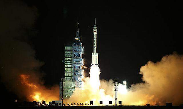 The Long March 2F rocket carrying Shenzhou 8 spacecraft lifts off at Jiuquan Satellite Launch Center 