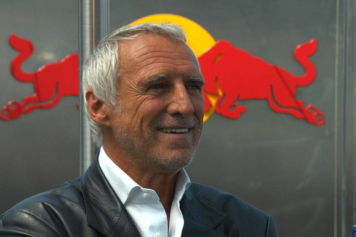 ... Dietrich Mateschitz.Der Gründer von Red Bull konnte als einer der wenigen Österreicher wieder deutlich zulegen. Sein Vermögen wird nach 9,2 Milliarden Dollar dieses Jahr mit 10,8 Milliarden eingeschätzt. Auch im Ranking kletterte der "Oberbulle" nach oben und kratzt an den Top 100. Mateschitz leistet sich unter anderem einen Formel-1-Rennstall, einen TV-Sender und sponsert mehrere Sportvereine in großem Stil. &gt;&gt;&gt; MEHR: "Forbes"-Liste: Die Reichsten der Welt &gt;&gt; Mehr: Die zehn reichsten Menschen der Welt