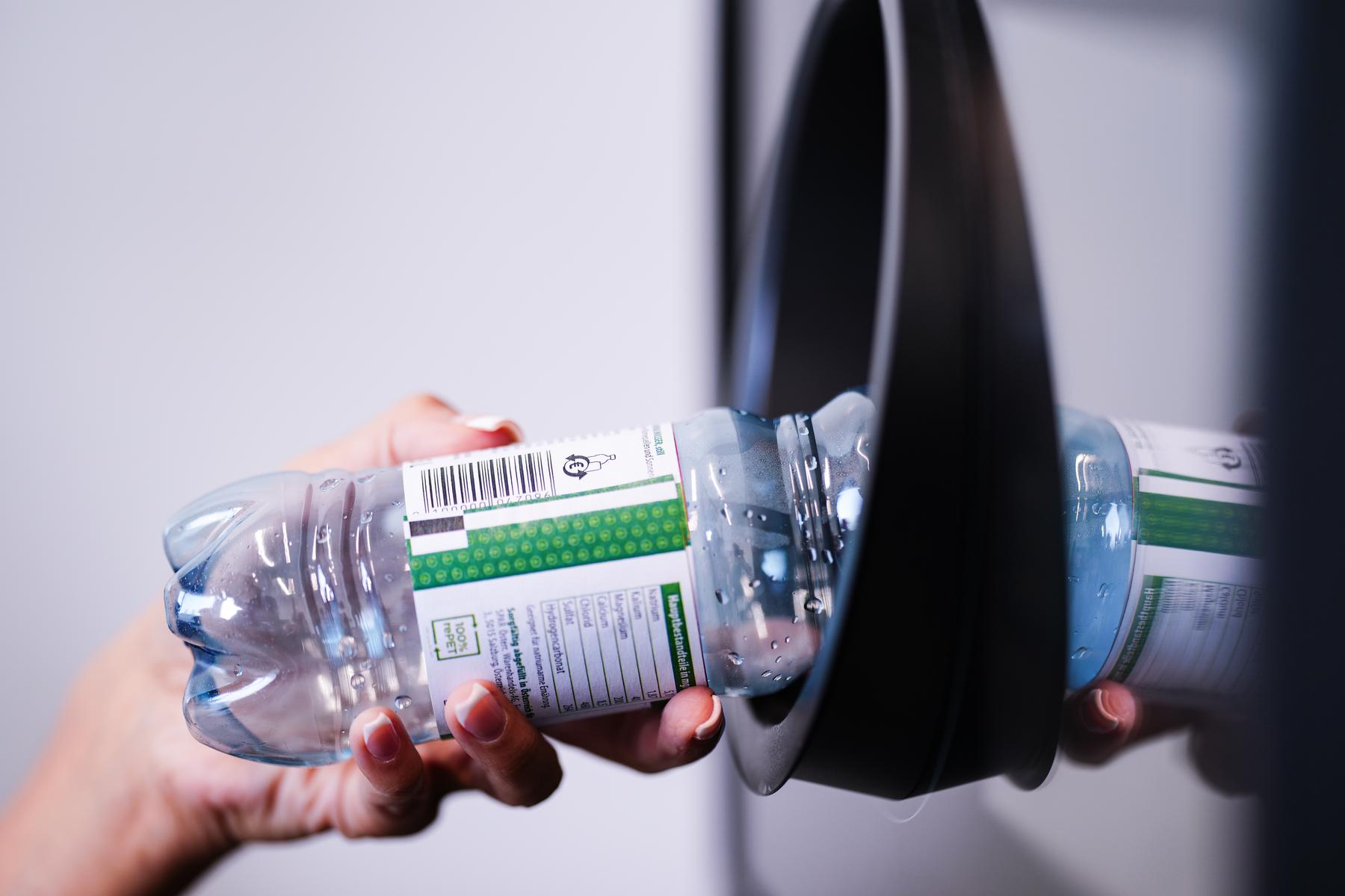 Rauch zaradi kavcije za enkratno uporabo prodaja ledeni čaj v majhnih kartonih