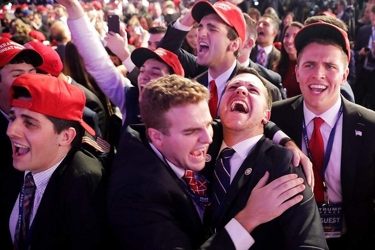 Menschen in roten Trump-Kappen fielen sich jubelnd in die Arme, als klar wurde, dass der Quereinsteiger Trump gute Chancen auf das Präsidentenamt hat.