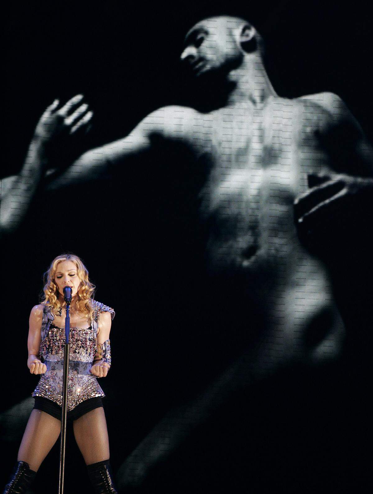 Bei der "Re-Invention World Tour" griff Madonna auf eine ganze Wagenladung von Designern zurück: Ihre Bühnenoutfits stammten von Karl Lagerfeld, Stella McCartney und Christian Lacroix.