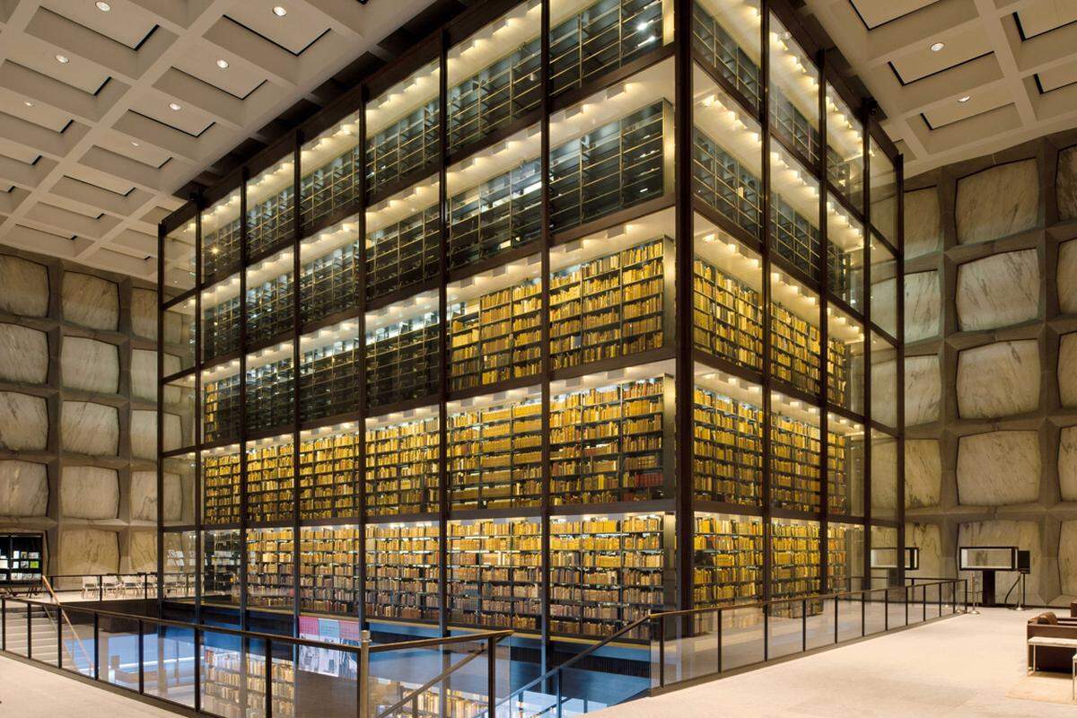 Die futuristische Yale Beinecke Library konserviert alte Handschriften und seltene Bücher.