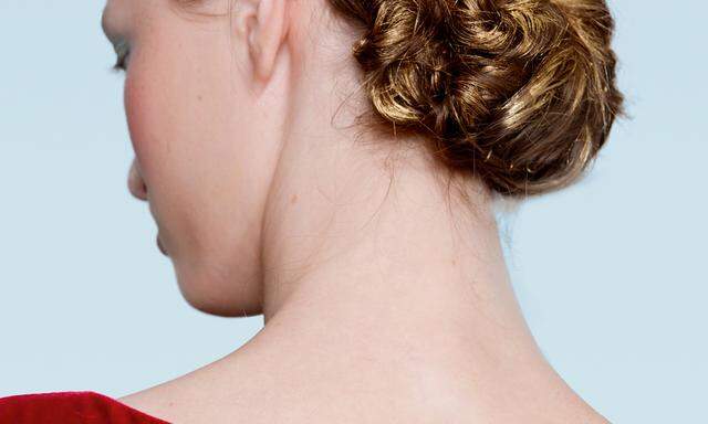 Nackenfrei. Ein schlanker Hals samt Krönchen von Elsa Schiaparelli Haute Couture.