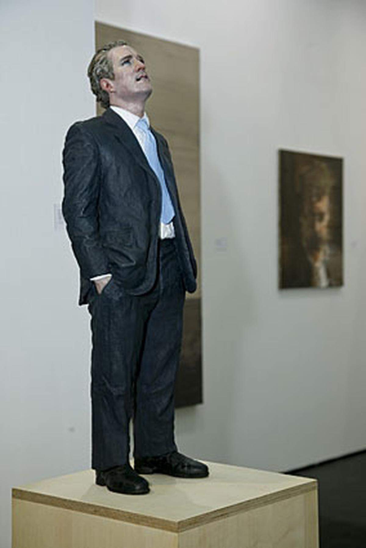 Die nahezu lebensgroßen Skultpuren des Briten Sean Henry bewegen sich zwischen Individualität und Typus. Im Bild: Galerie von Braunbehrens Künstler: Sean Henry