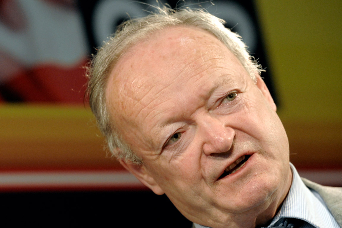 "Ich danke Josef Pröll für die freundschaftliche Zusammenarbeit, für seine engagierten Leistungen der vergangenen Jahre und auch für die deutlichen Worte in seiner heutigen Erklärung. Ich wünsche ihm das Beste für seine Gesundheit",  erklärt Seniorenbund-Obmann Andras Khol. "Pröll hat sich mit seiner Arbeit große Verdienste erworben, wir bedauern daher in besonderem Maße, dass seine Gesundheit diese Entscheidung erforderlich macht", so Khol.