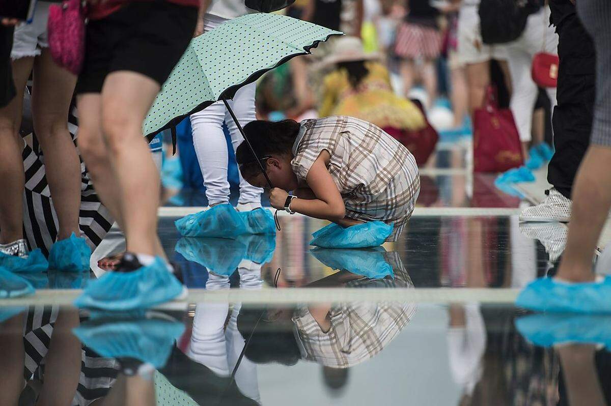 Das hat seinen Grund: Nachdem 2015 in der Provinz Henan eine Glasbrücke gebrochen waren, wollen die Behörden die Sicherheit der Konstruktion, die von dem israelischen Architekt Haim Dotan designt wurde, demonstrieren.