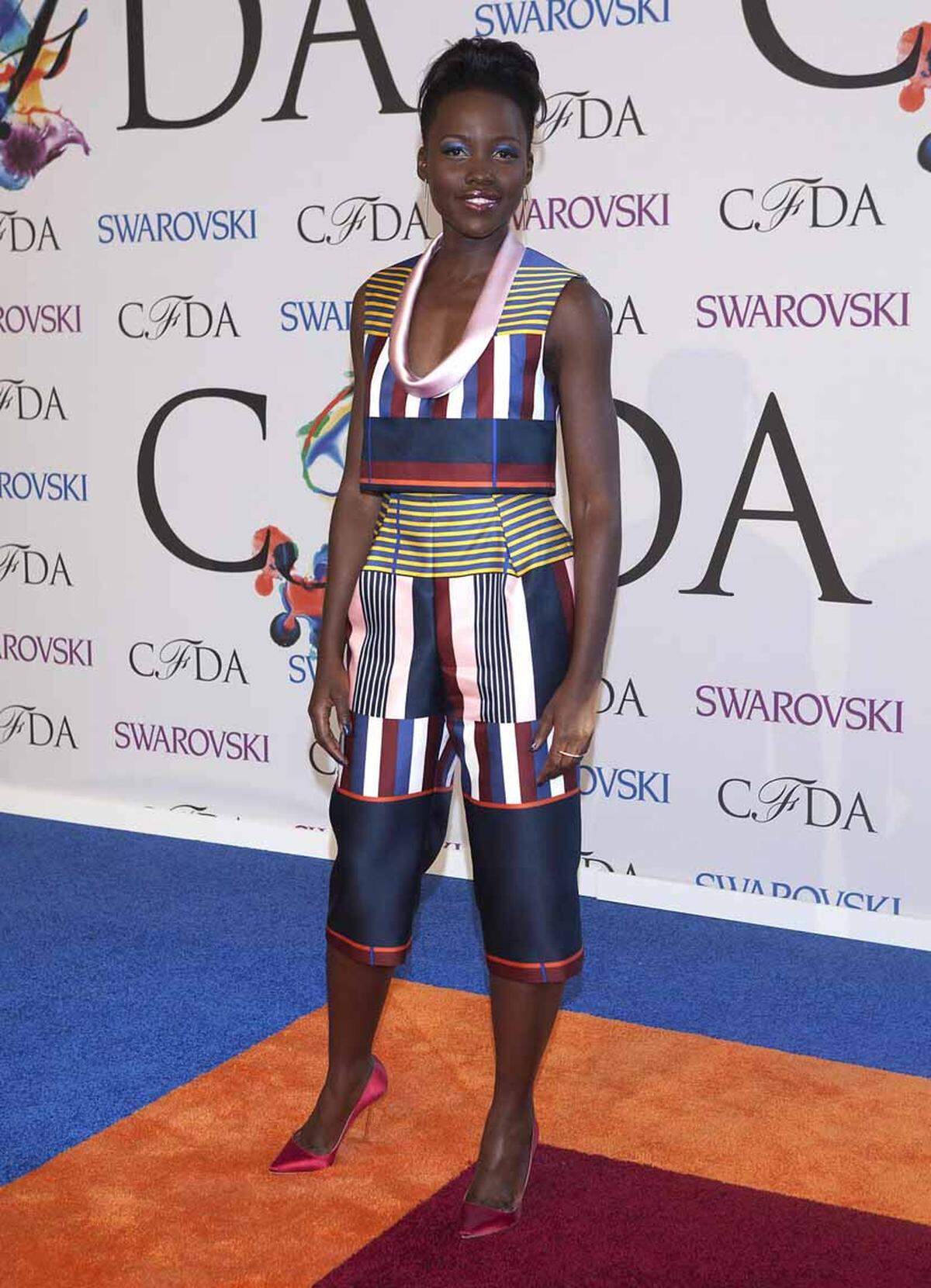 Ausgefallen gab sich auch Oscargewinnerin Lupita Nyong'o, die ein Outfit von Suno  trug.