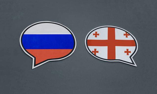 Sprechblasen mit Flaggen Russland und von Georgien 