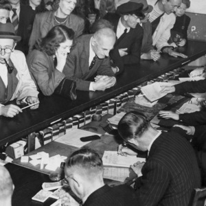 Als die Schalter aufsperrten, begann das Gedränge: Jeder erhielt 40 Mark, die alte Reichsmark war wertlos geworden.