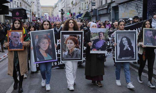 Bei Gedenkmarsch in Paris werden Bilder der Attentatsopfer von 2013 und vom 23. Dezember gezeigt.