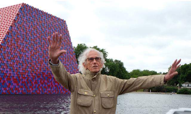 Mitten auf der Serpentine eine riesige Skulptur.