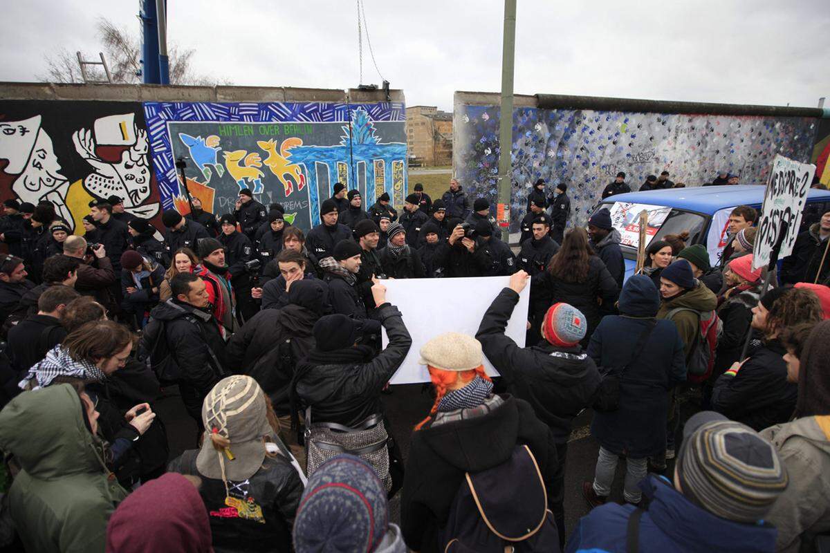 Mehrere hundert Menschen protestierten und blockierten die Straße an der Open-Air-Galerie.