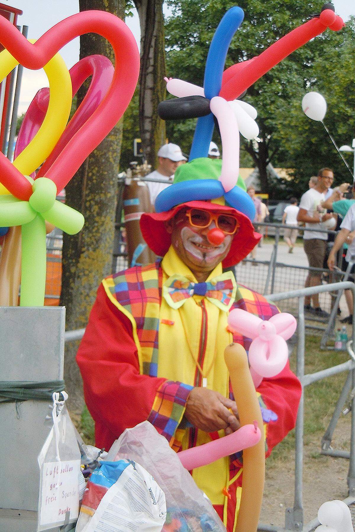 Doch drehen wir die Zeit zurück auf den Nachmittag: Bei schwülem Wetter waren hunderttausende auf der Insel unterwegs - und amüsierten sich bei Clowns, Musik, Sportdarbietungen, Ringelspielen, Biergärten und vielem mehr.