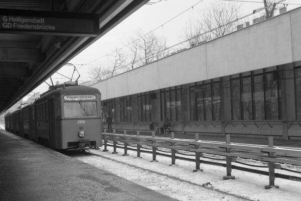Auf der ehemaligen Gürtelstrecke waren vor der Umstellung auf die U6 die beiden Stadtbahnlinien G (Meidling bis Heiligenstadt) und GD (Meidling bis Friedensbrücke) unterwegs gewesen.Bild: Die Station Thaliastraße im Dezember 1980