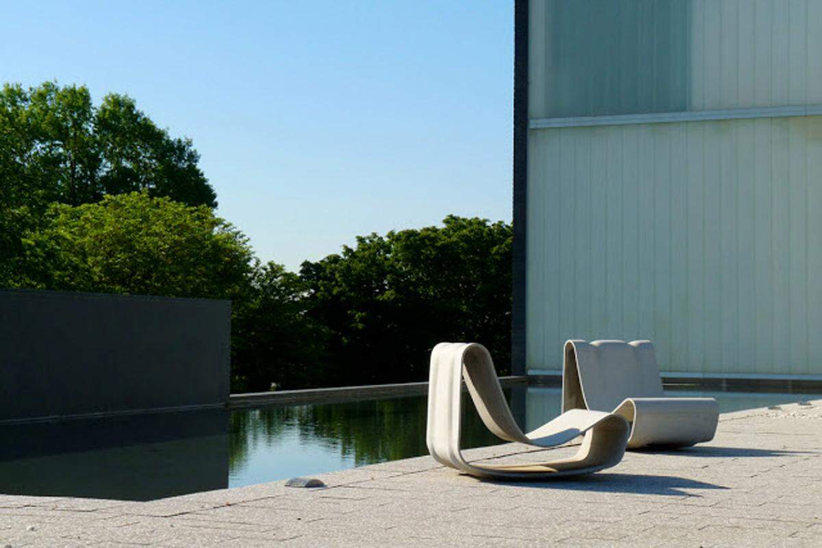 Als Möbeldesigner avancierte Willy Guhl zu einem der bedeutendsten Vertreter des schweizerischen Neofunktionalismus. Diese beiden Eternit-Sesseln hat er aus einer einzigen Faserzementplatte gefertigt, bestellen kann man sie über Connox.