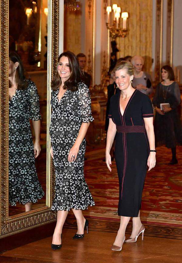 Für den "Commonwealth Fashion Exchange" im Buckingham Palace packte sie ihren Bauch in edle Spitze von Erdem.