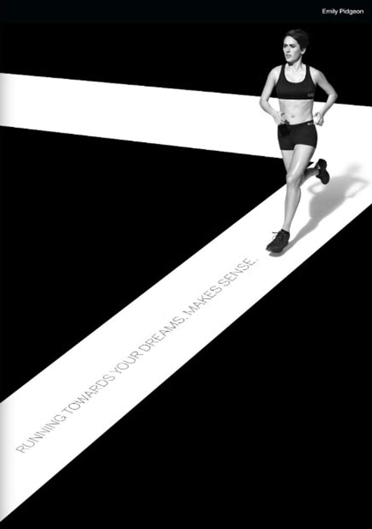 Wie könnte es auch anders sein, sind die Trikots von Armani in Schwarz gehalten. Auf den ersten Bildern zeigen Emily Pidgeon und Luca Dotto, wie gut Mode und Sport zusammenpasst.